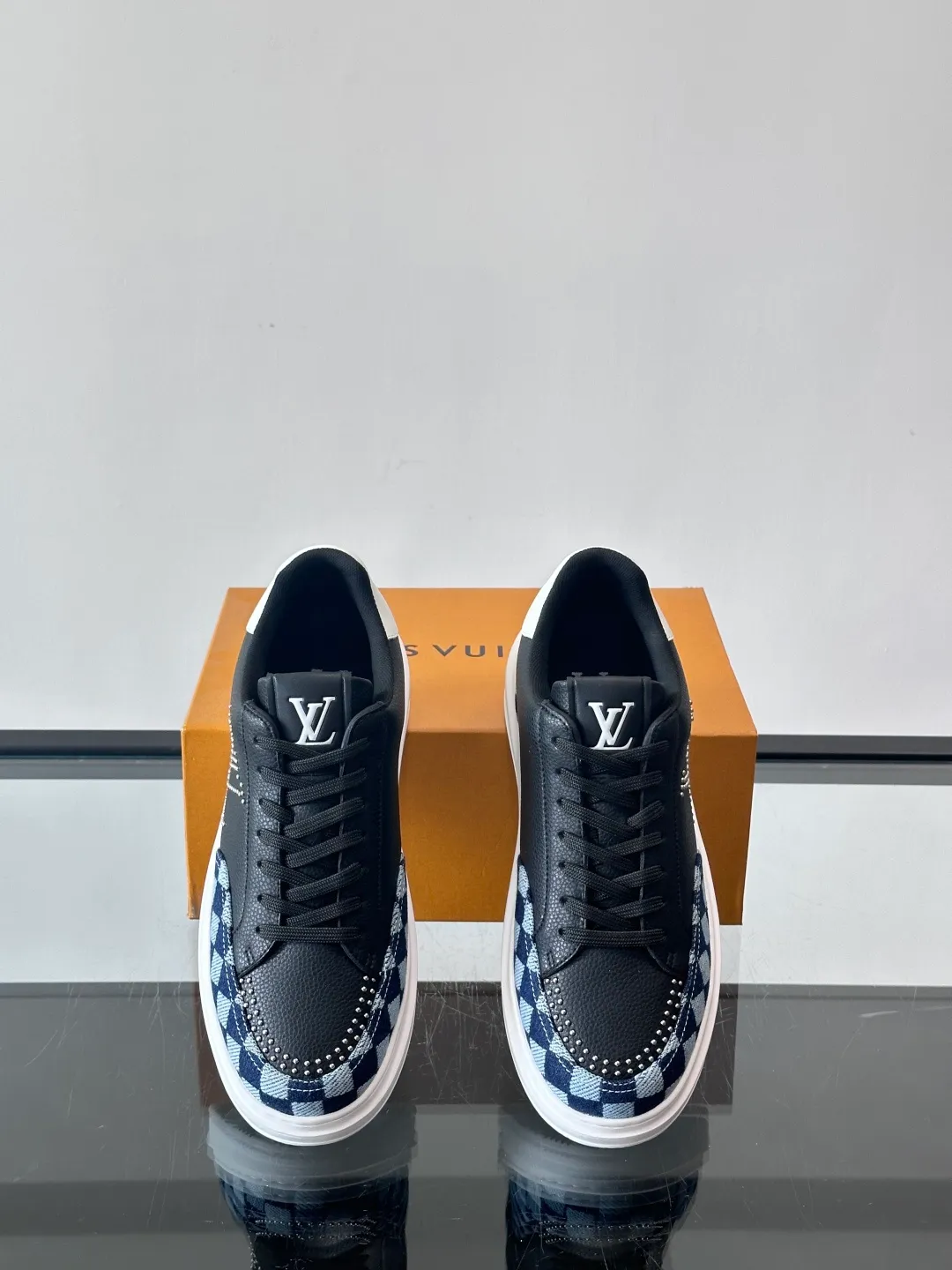 Men's shoes 💰p400 "＊OUIS ＊UITTO＊" new men's casual shoes, made of cowhide material, breathable and comfortable! The upper has the classic LV logo, and the sole is made of T men's shoes 💰pU material, which is wear-resistant and has strong grip. The blue and white color scheme + checkerboard details are fresh and have a street feel. It is very suitable for spring and summer. It can be easily used for daily commuting and leisure. It is very fashionable to wear with shorts, T-shirts or jeans. It is both fashionable and practical. size：38-44